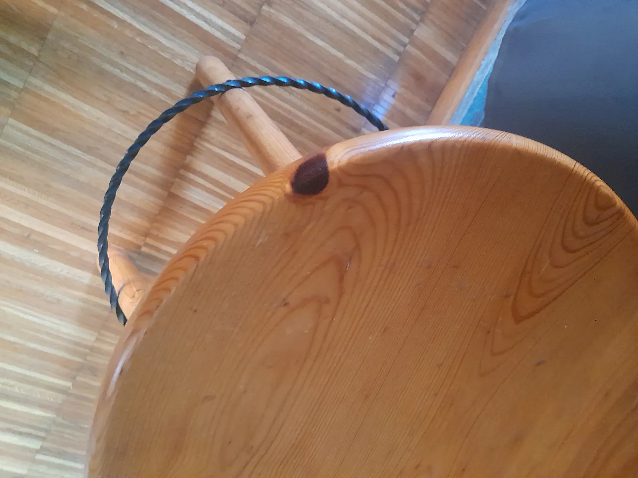 Due Sgabelli in massello di legno di pino Charlotte Perriand 38