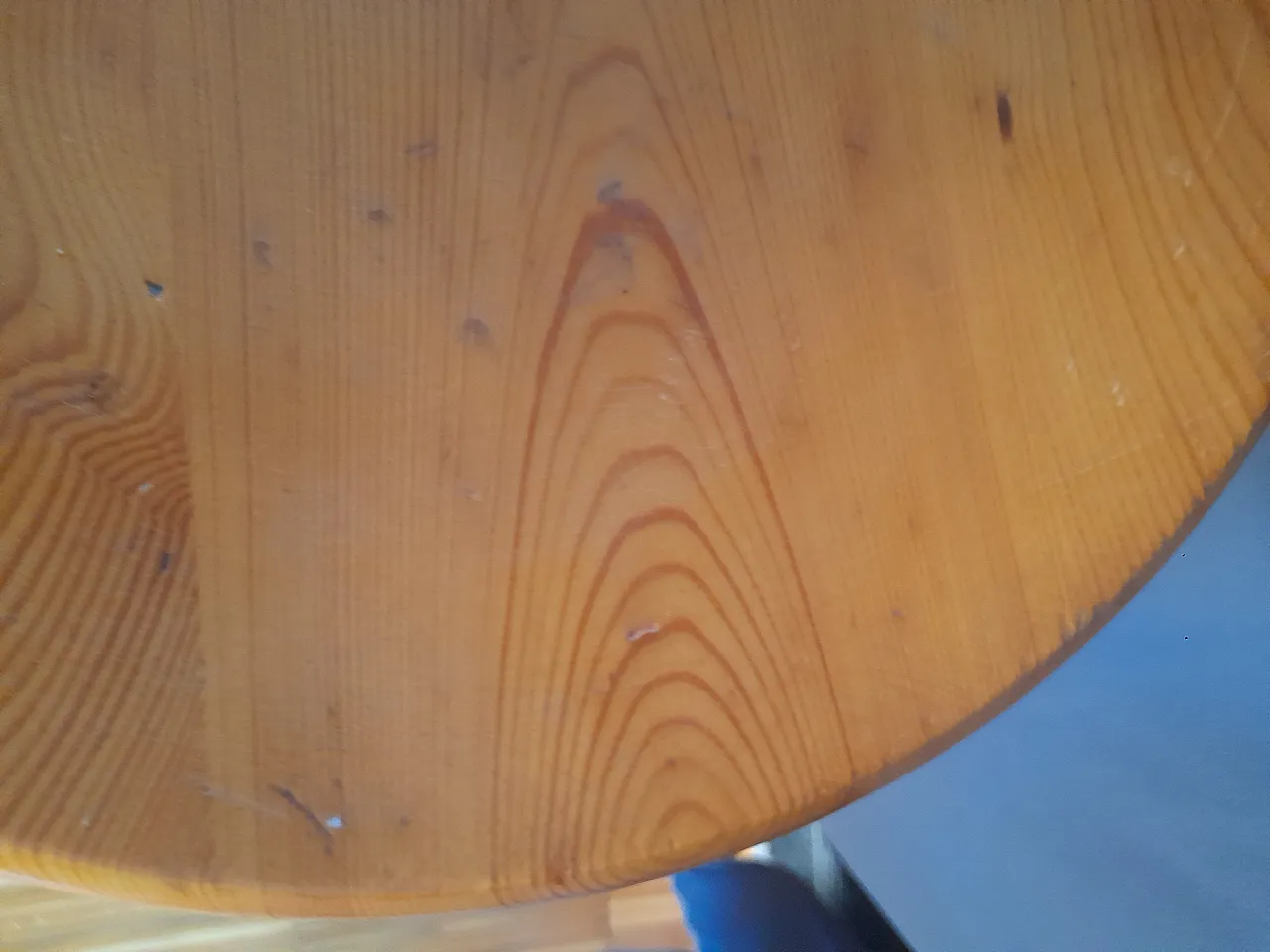 Due Sgabelli in massello di legno di pino Charlotte Perriand 40