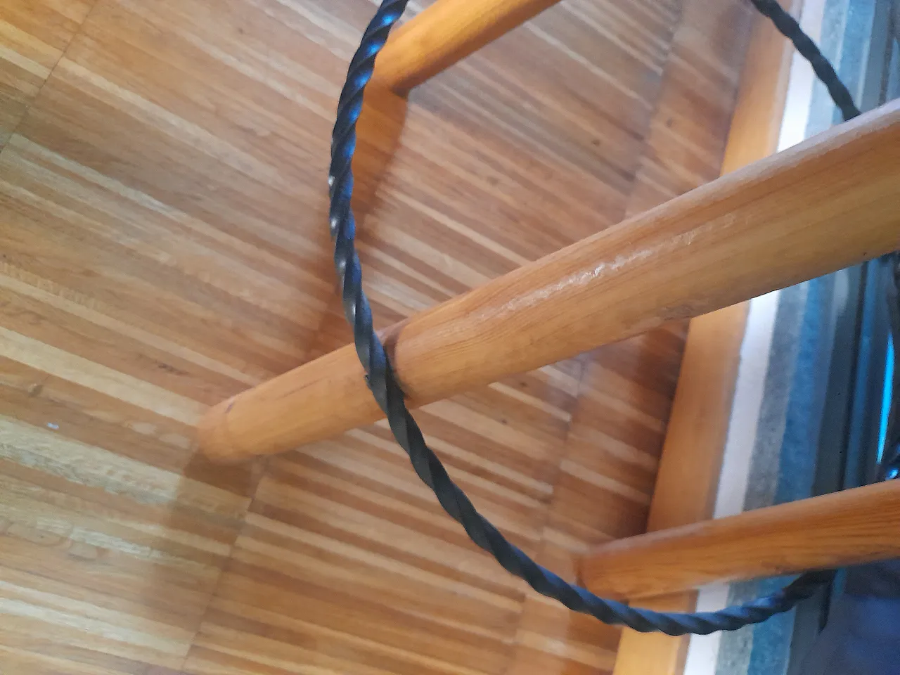 Due Sgabelli in massello di legno di pino Charlotte Perriand 43