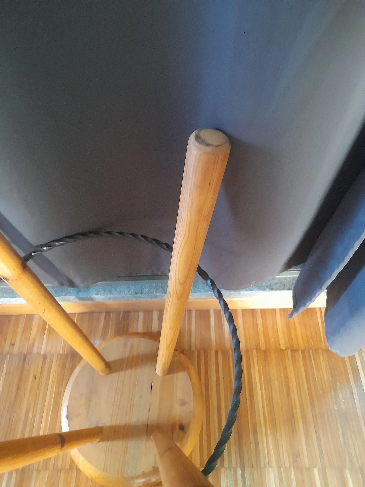 Due Sgabelli in massello di legno di pino Charlotte Perriand 48