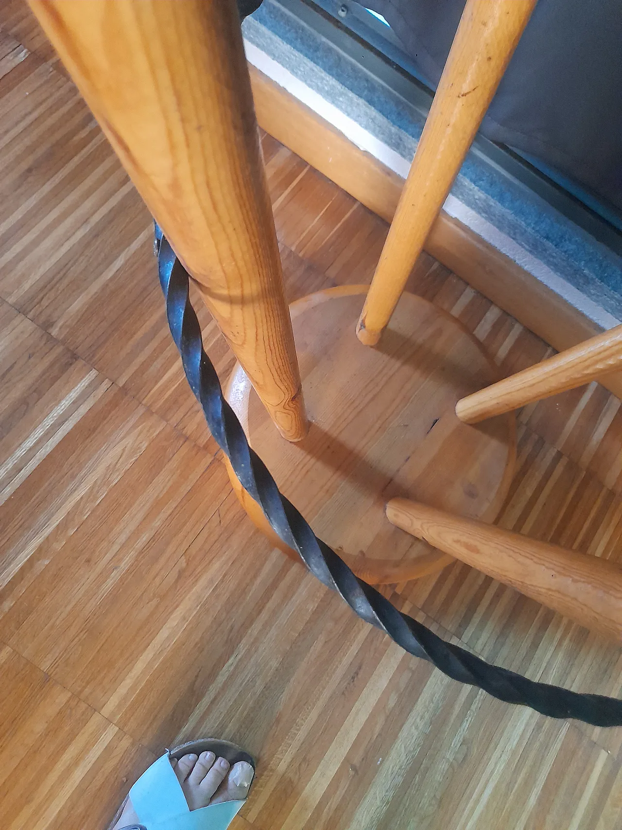 Due Sgabelli in massello di legno di pino Charlotte Perriand 50