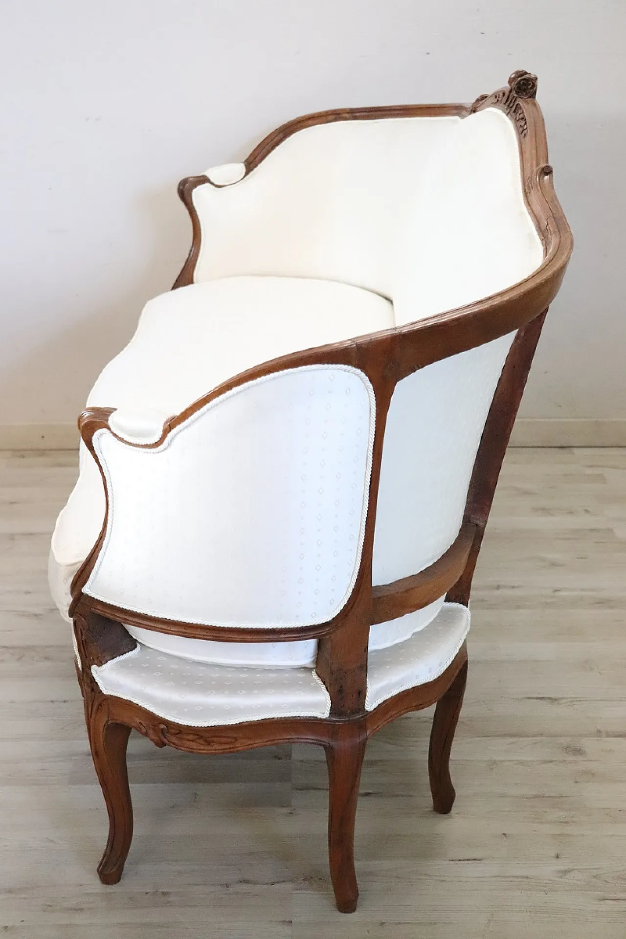 Upholstered walnut sofa, 19th century 5