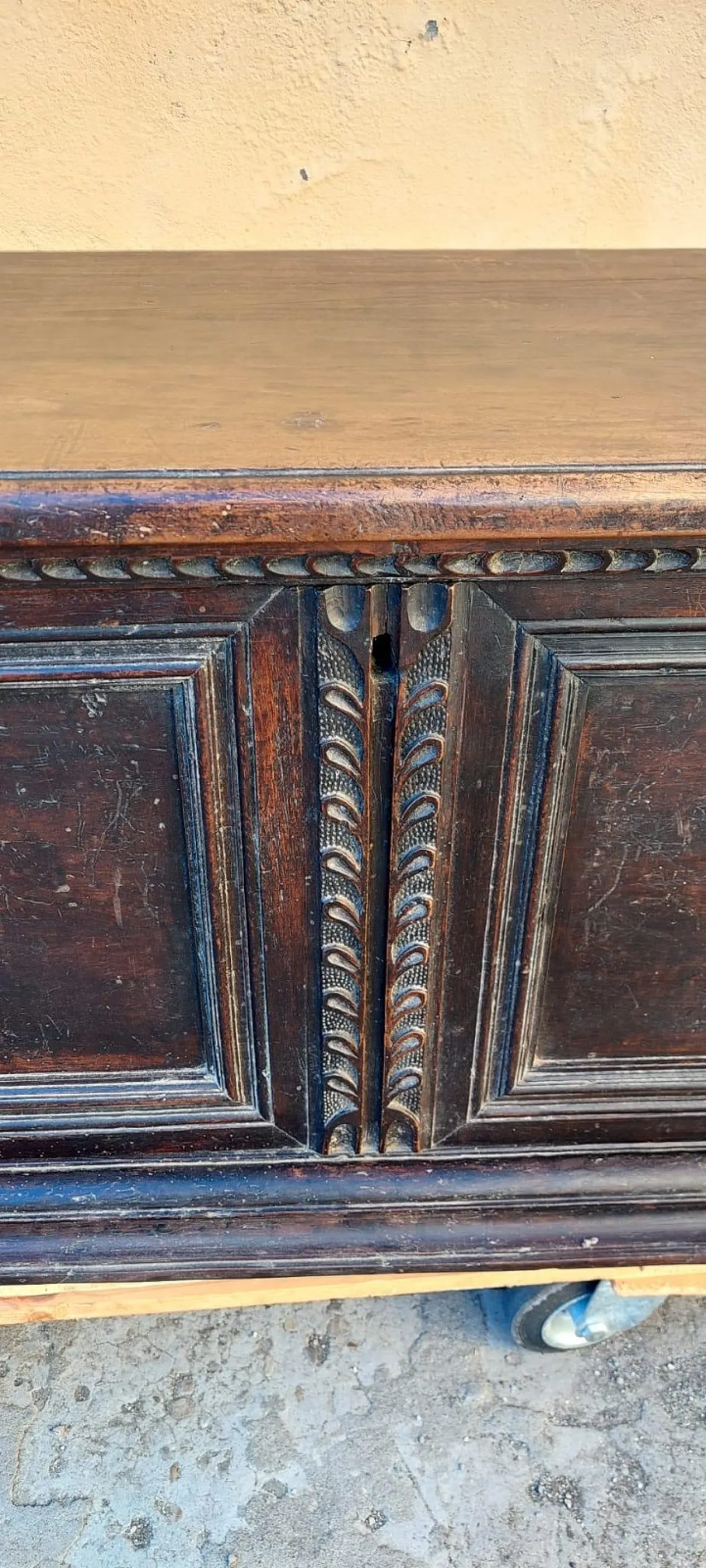 Carved walnut wood chest, 17th century 7
