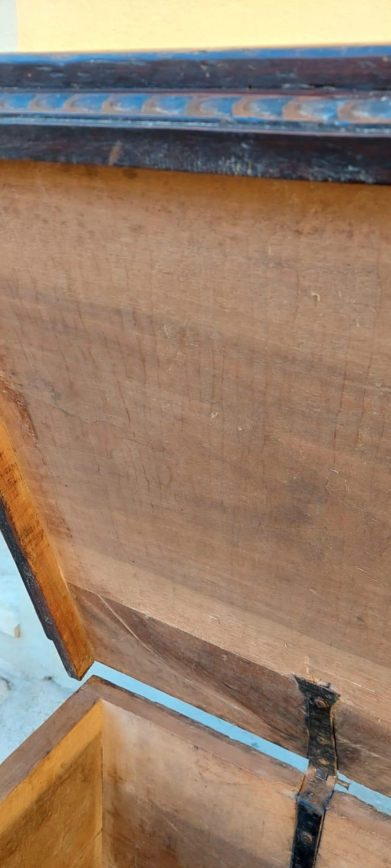 Carved walnut wood chest, 17th century 11