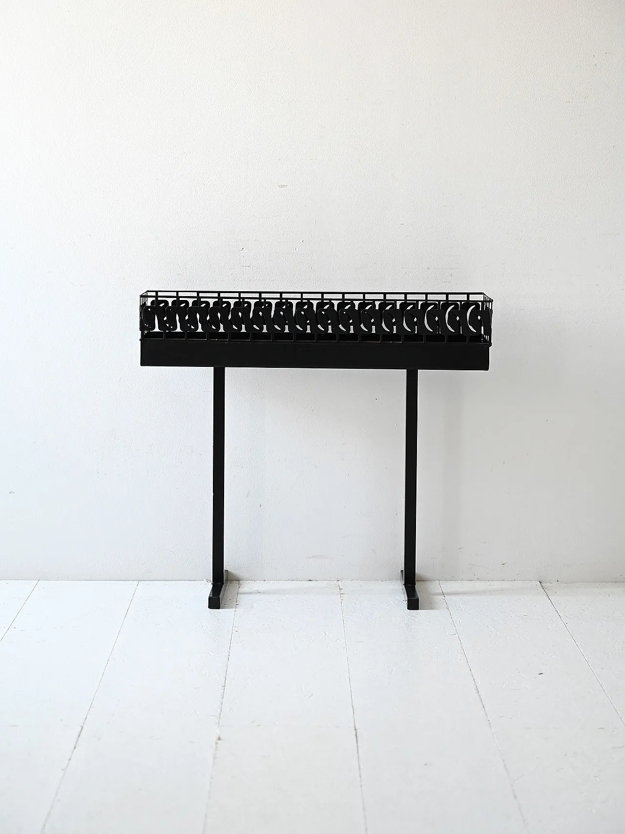 Fioriera scandinava in metallo dipinto di nero, anni '60 11