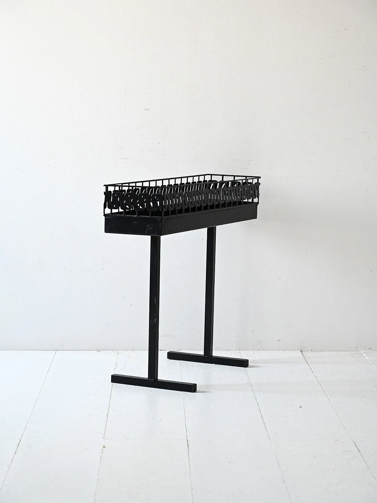 Fioriera scandinava in metallo dipinto di nero, anni '60 12