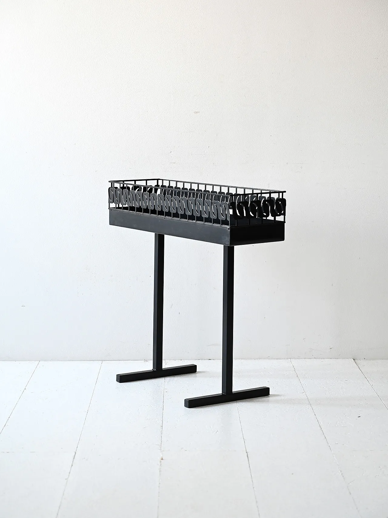 Fioriera scandinava in metallo dipinto di nero, anni '60 13