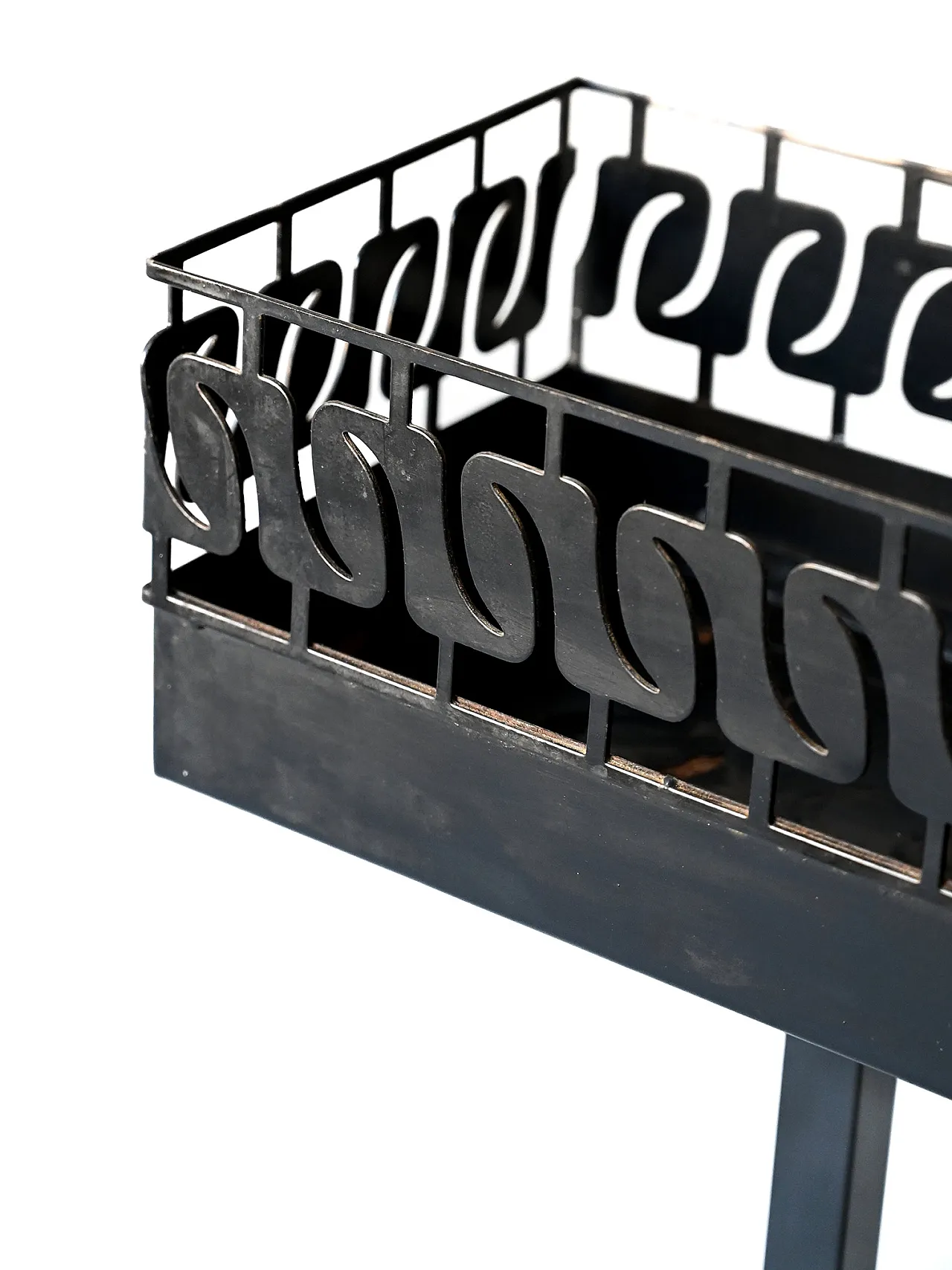 Fioriera scandinava in metallo dipinto di nero, anni '60 14