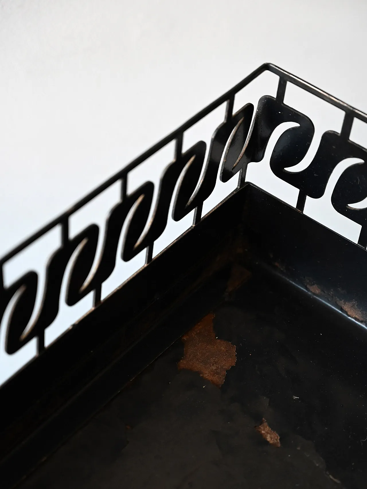 Fioriera scandinava in metallo dipinto di nero, anni '60 16