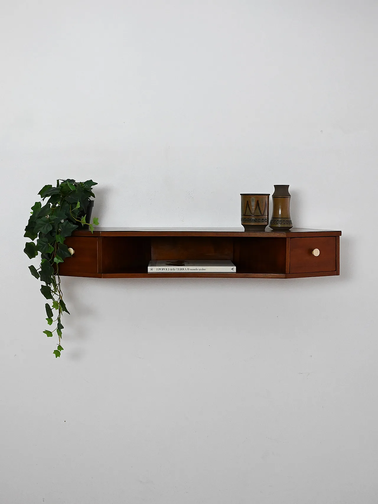 Comodino da parete scandinavo in mogano con pomelli in bachelite 1