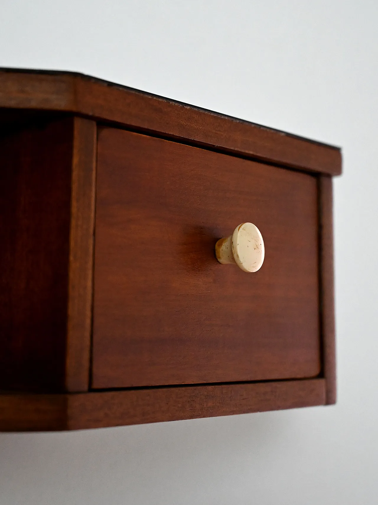 Comodino da parete scandinavo in mogano con pomelli in bachelite 4