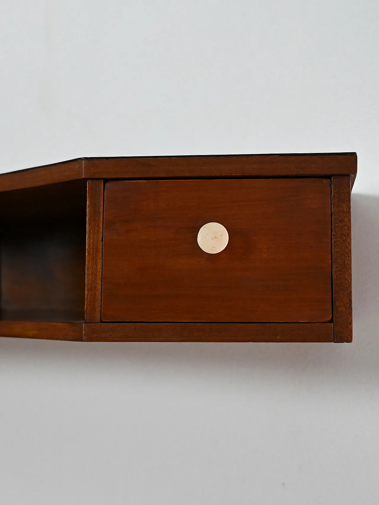Comodino da parete scandinavo in mogano con pomelli in bachelite 5