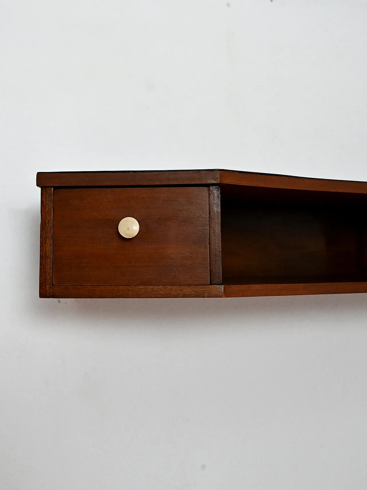 Comodino da parete scandinavo in mogano con pomelli in bachelite 6