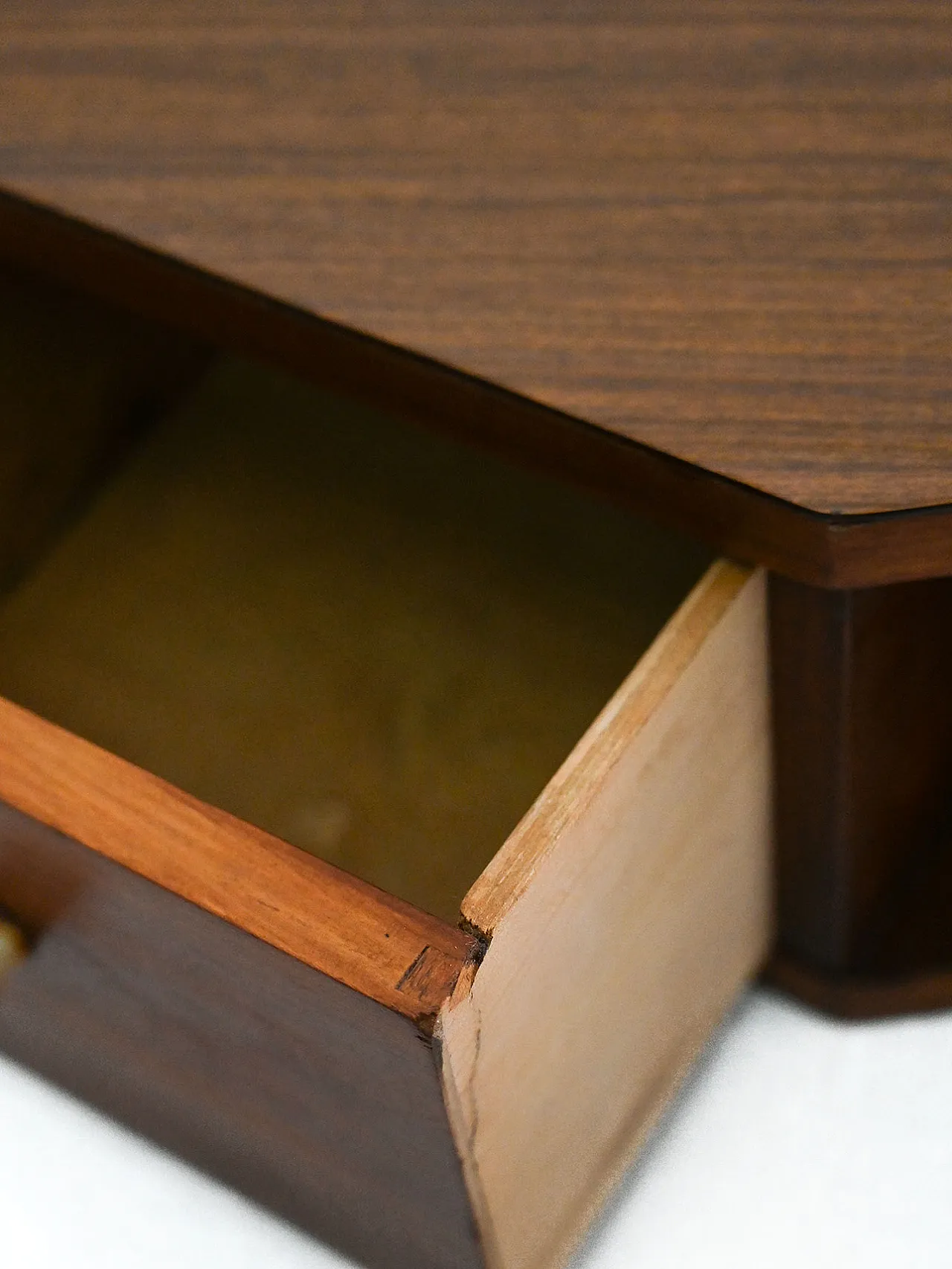 Comodino da parete scandinavo in mogano con pomelli in bachelite 7