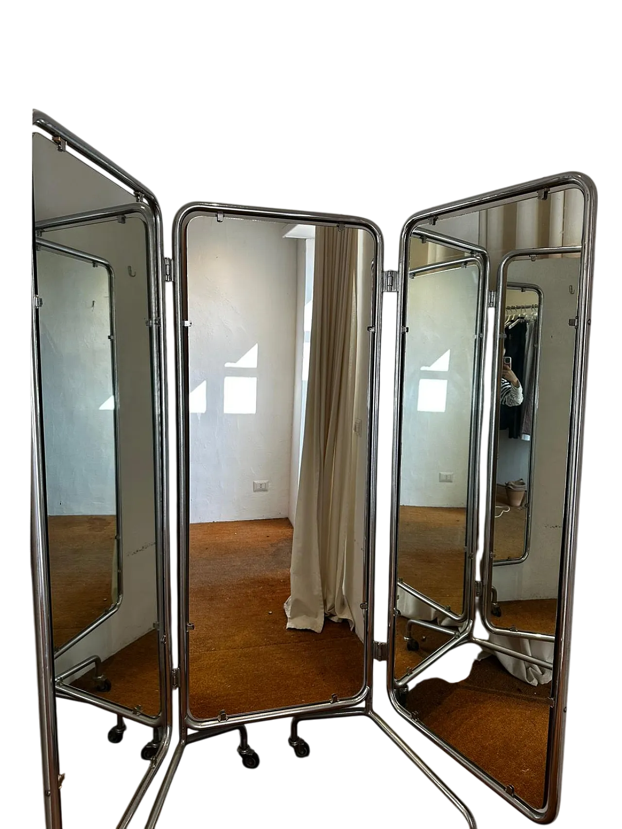 Specchio a tre ante cromato Bauhaus della metà del secolo impostato su specchio con ruote 6
