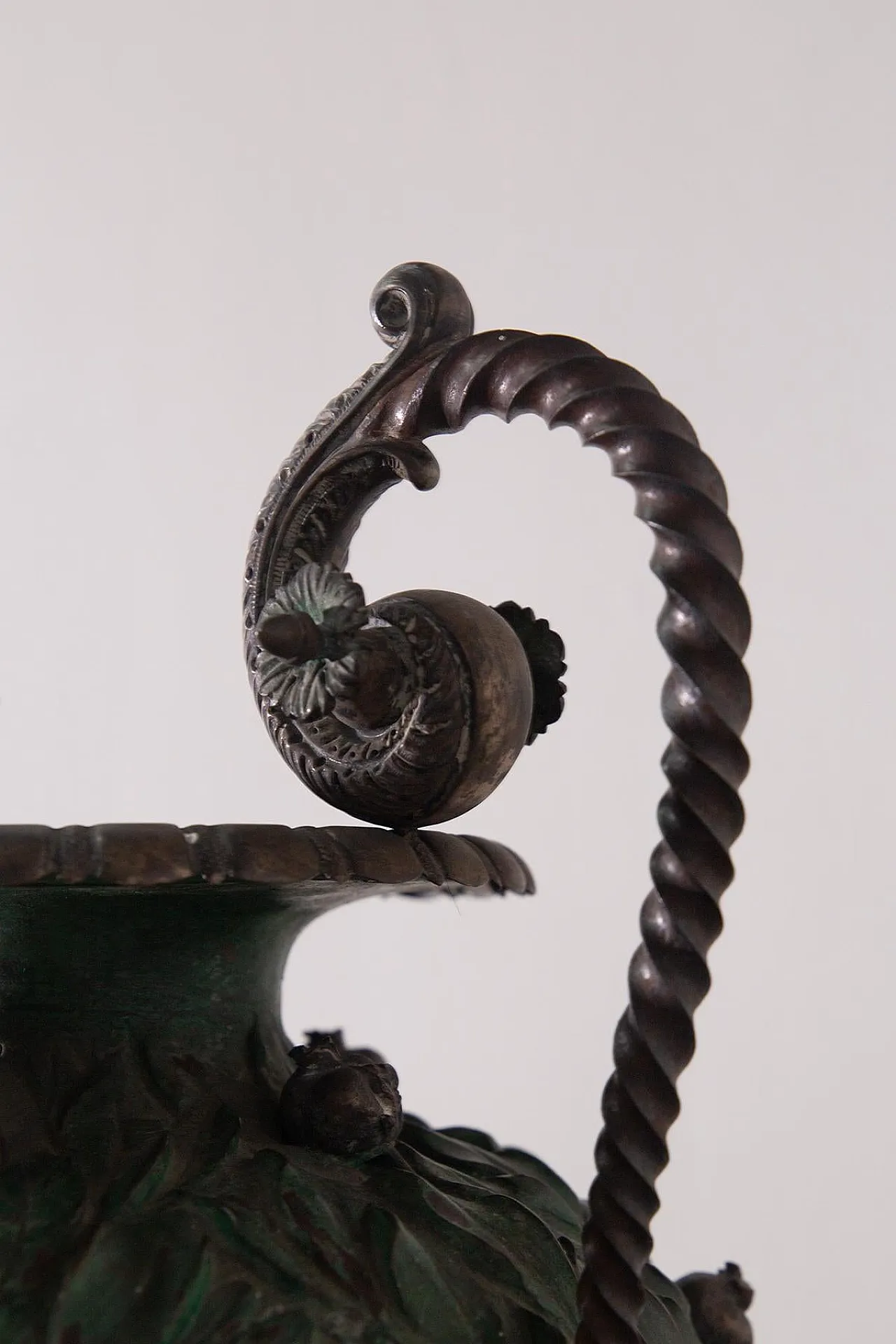 Vaso con base in rame e placcatura parziale in argento, '800 12