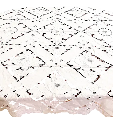 Tovaglia in lino con ricamo ad intaglio geometrico e floreale, '900