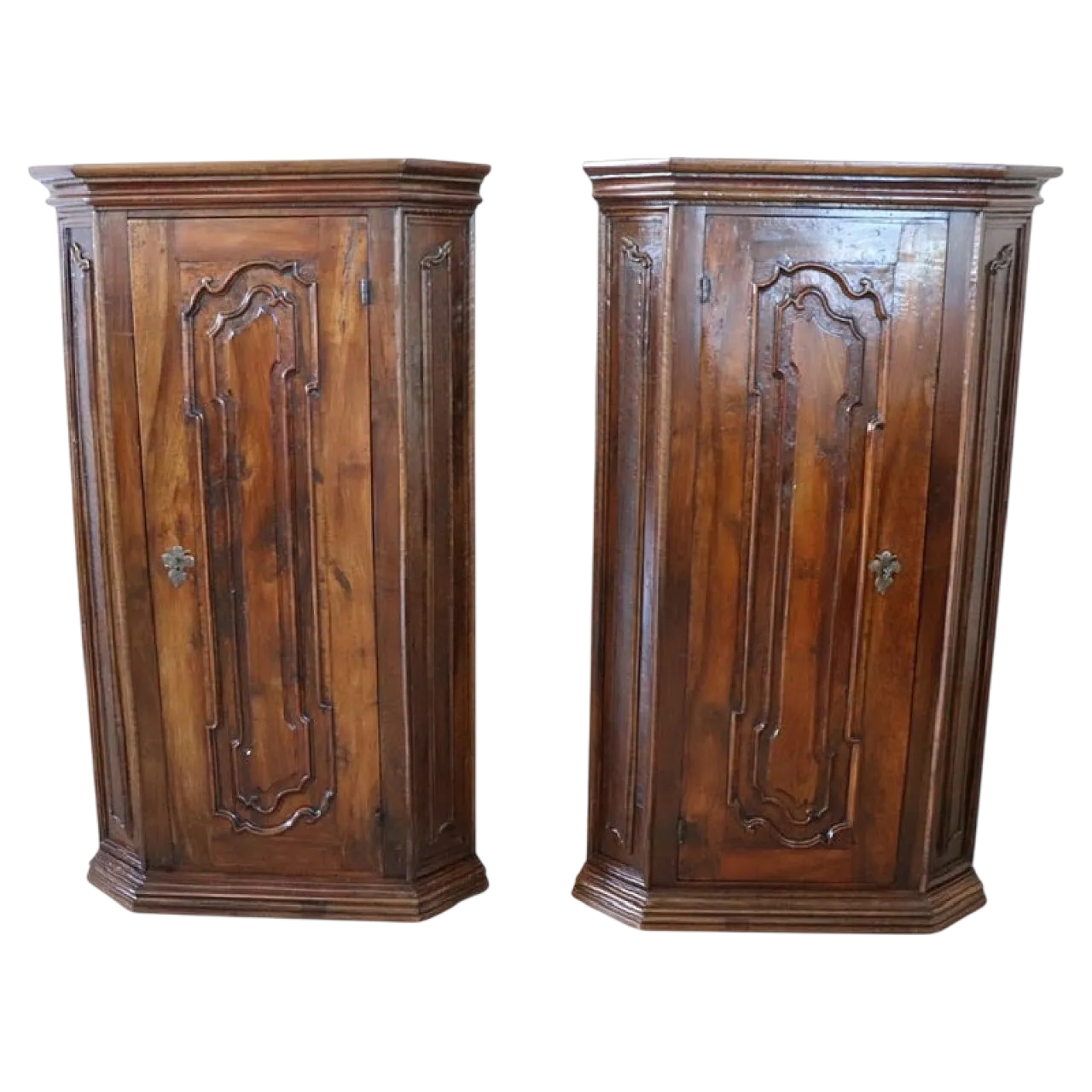 Coppia di angoliere in noce, '600 25