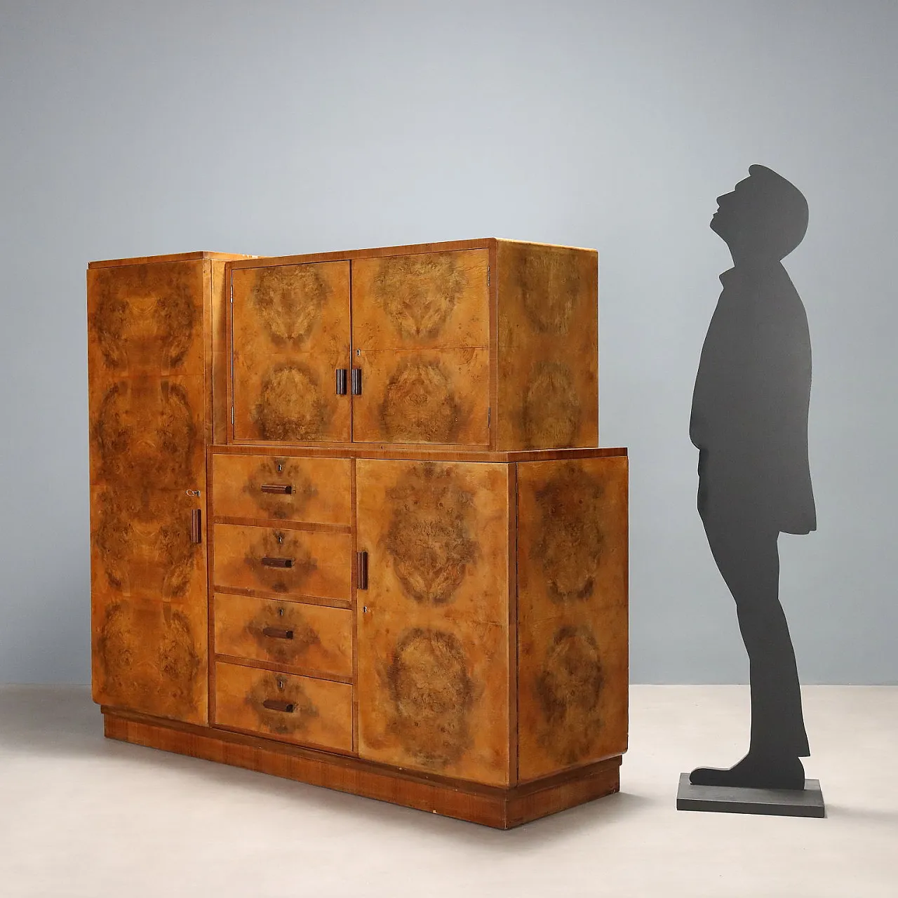 Mobile con ante battenti e cassetti in radica di noce, '900 2