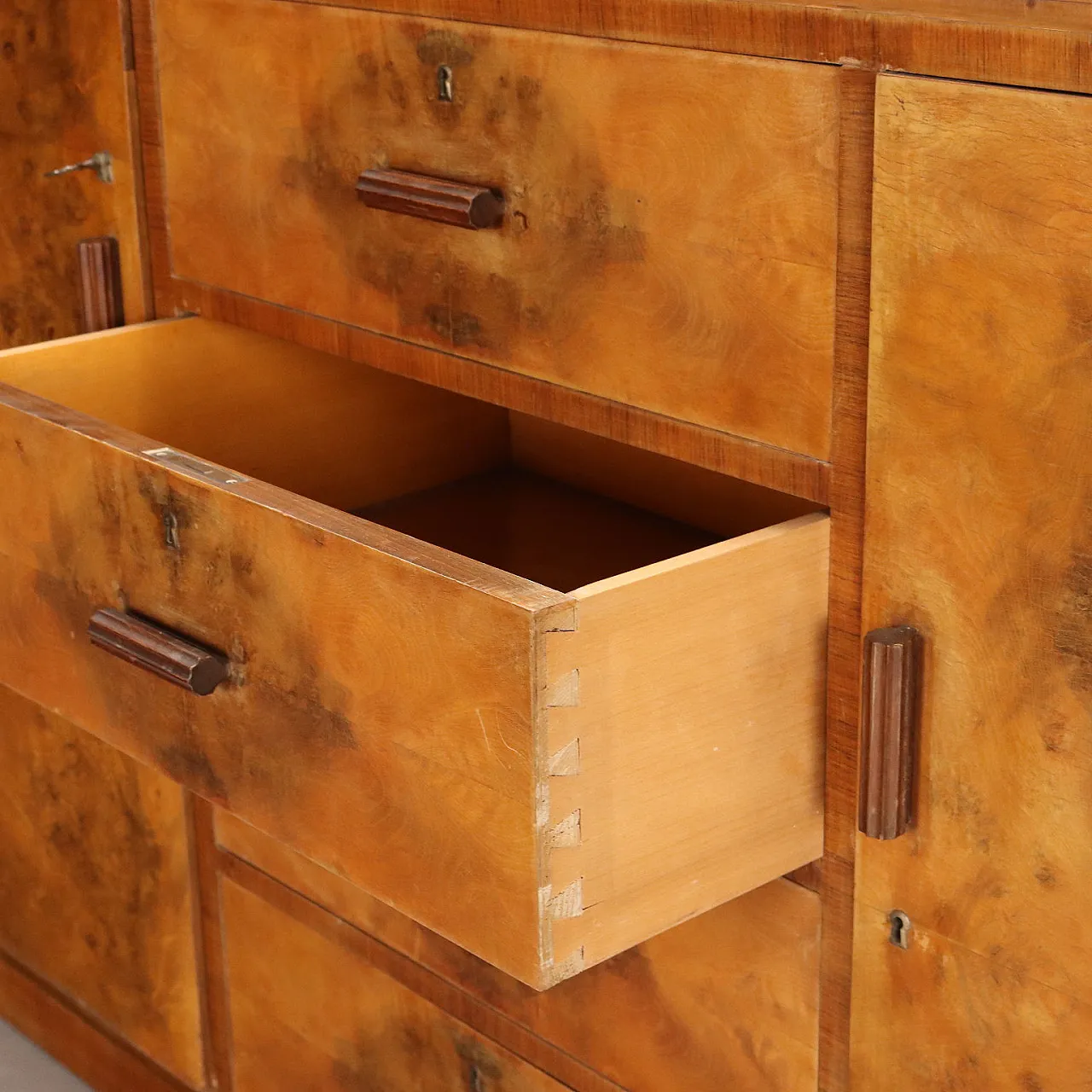 Mobile con ante battenti e cassetti in radica di noce, '900 5