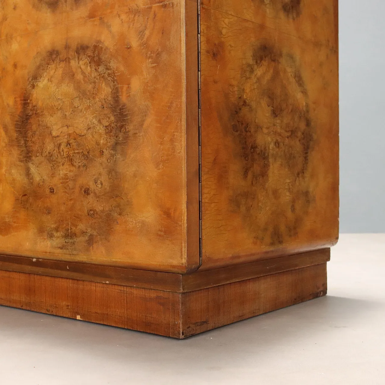 Mobile con ante battenti e cassetti in radica di noce, '900 7