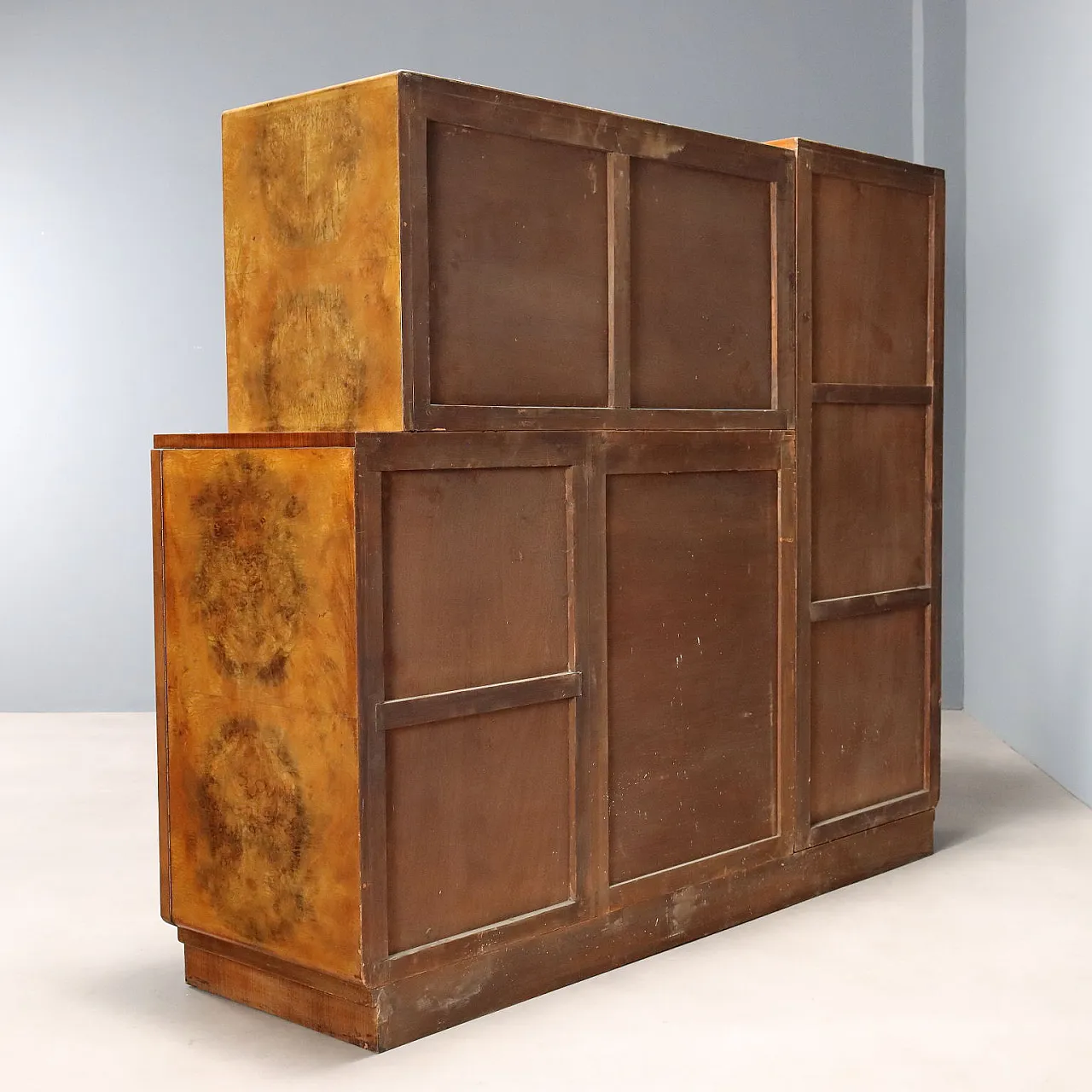 Mobile con ante battenti e cassetti in radica di noce, '900 9