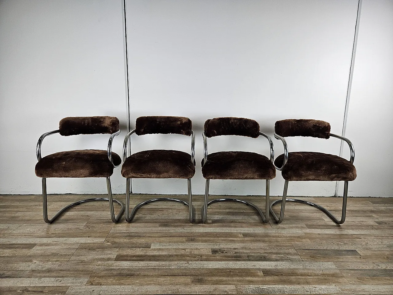 4 sedie in metallo tubolare e pelo marrone, anni '70 1