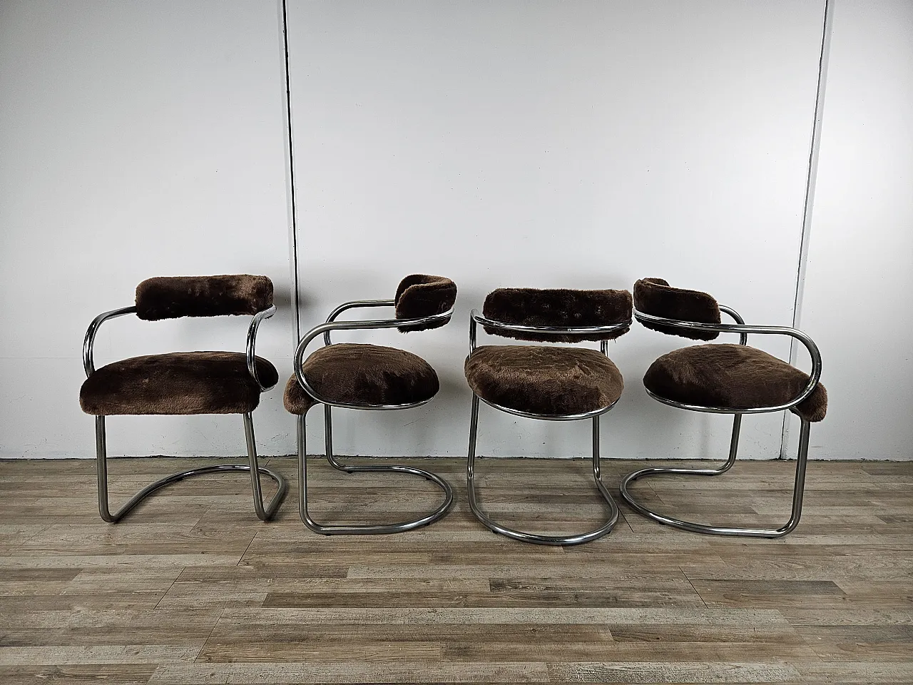 4 sedie in metallo tubolare e pelo marrone, anni '70 2