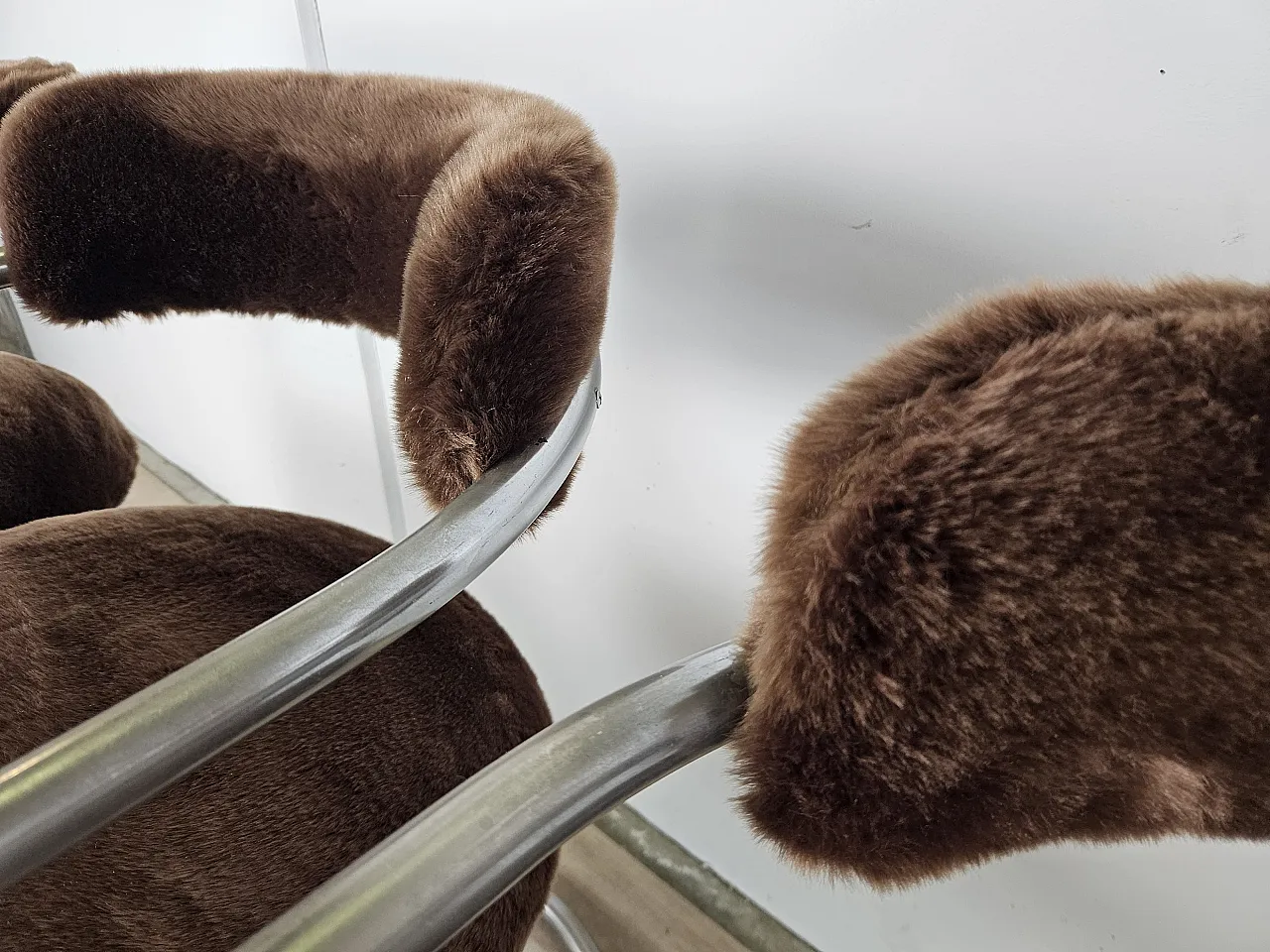 4 sedie in metallo tubolare e pelo marrone, anni '70 8