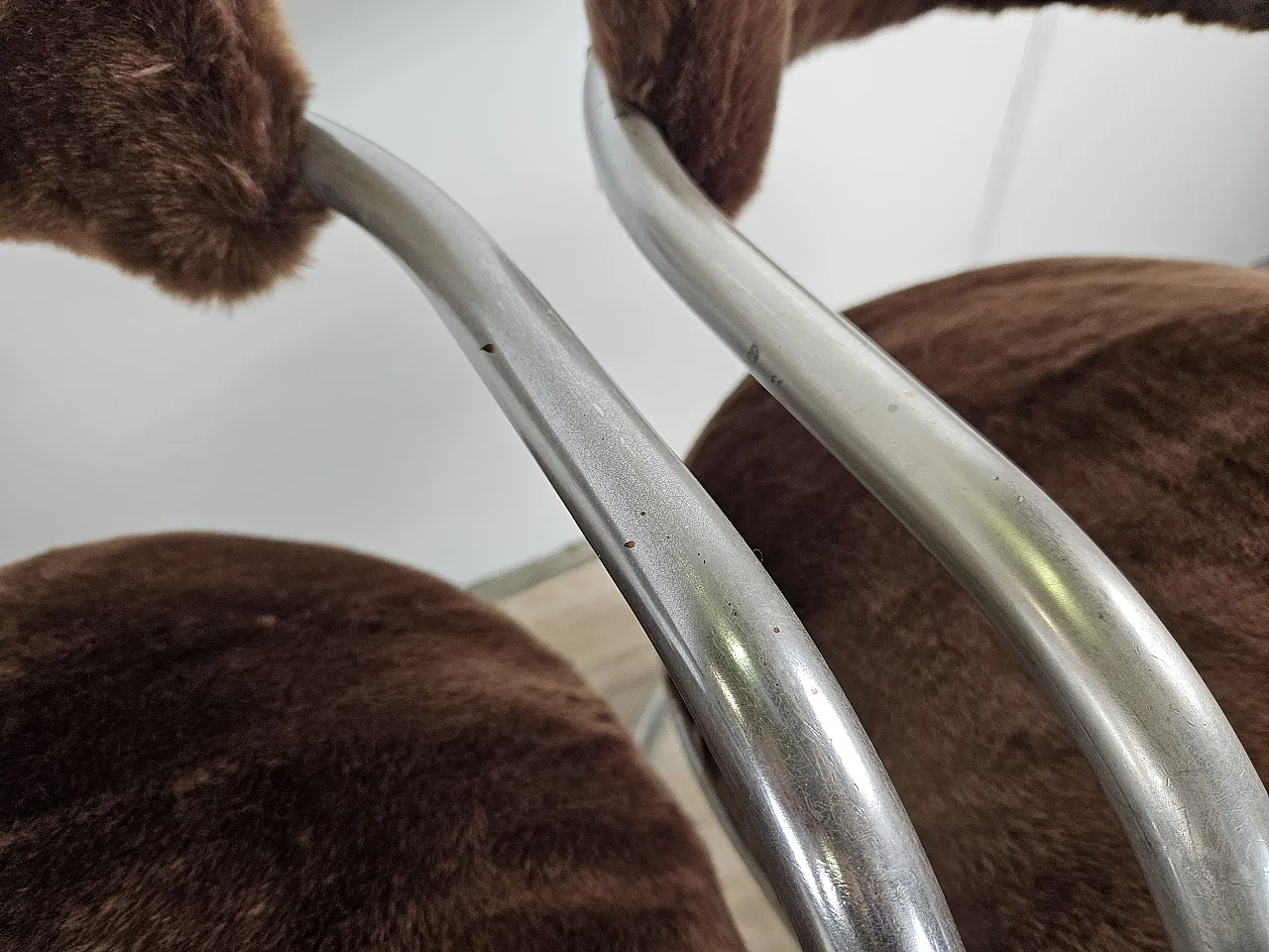 4 sedie in metallo tubolare e pelo marrone, anni '70 12