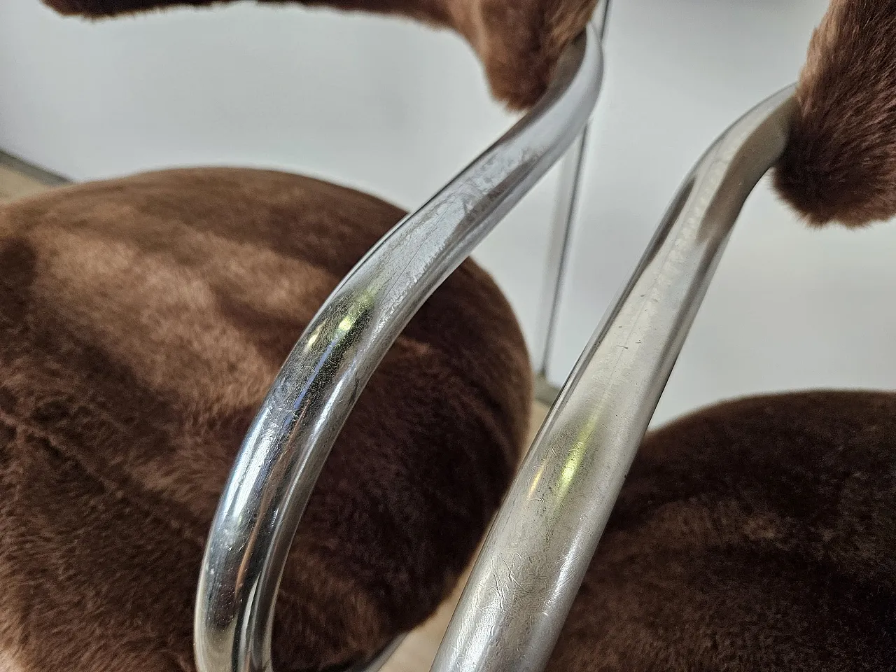 4 sedie in metallo tubolare e pelo marrone, anni '70 13