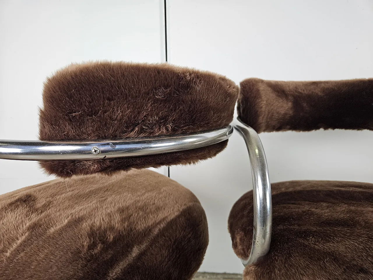 4 sedie in metallo tubolare e pelo marrone, anni '70 17