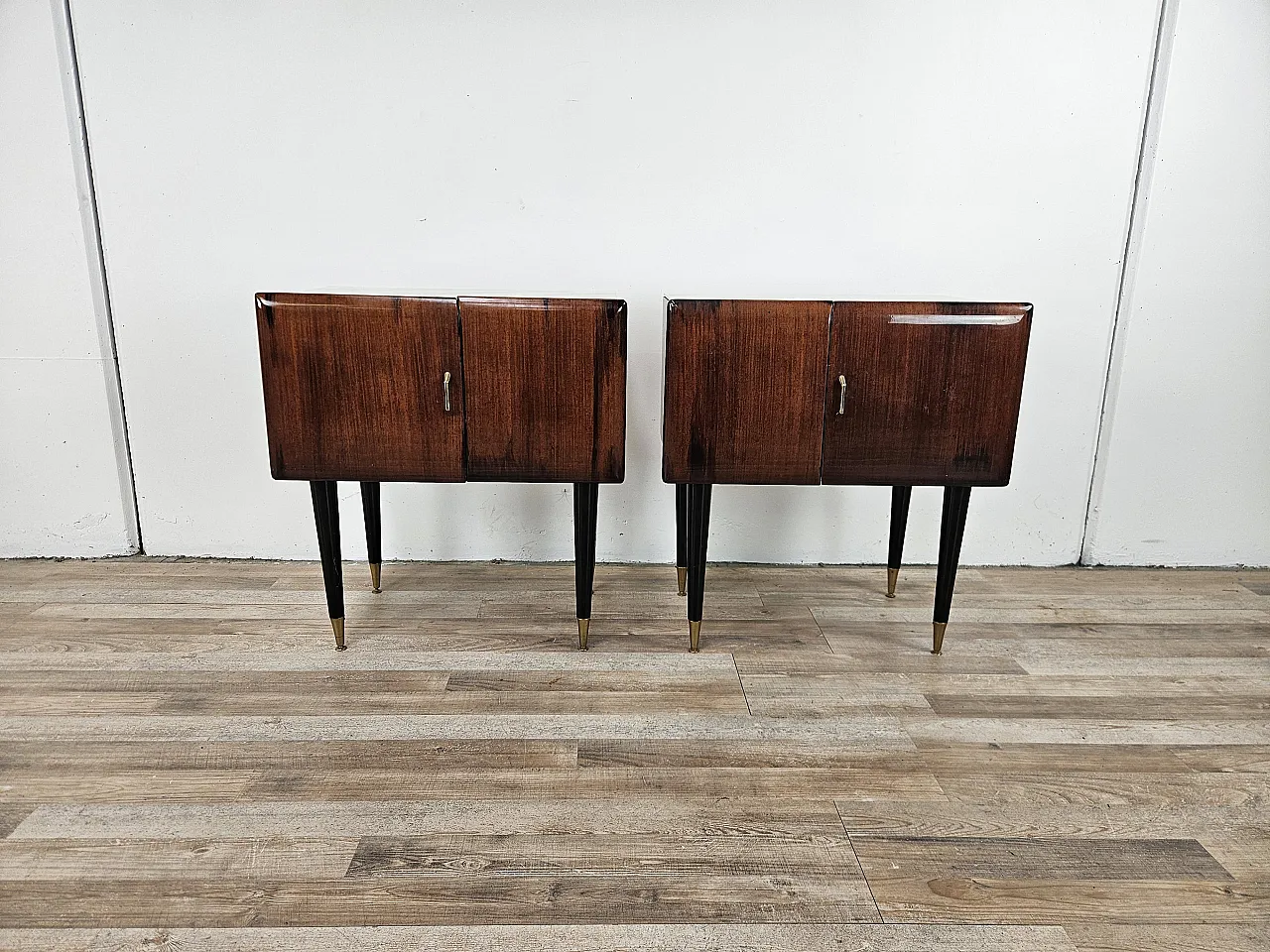 Coppia di comodini in radica di mogano con piano in vetro, anni '60 1