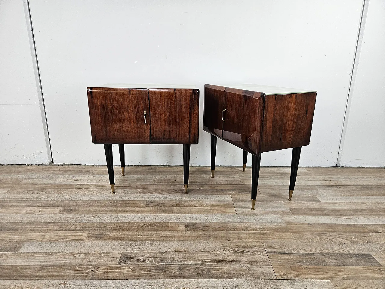 Coppia di comodini in radica di mogano con piano in vetro, anni '60 4