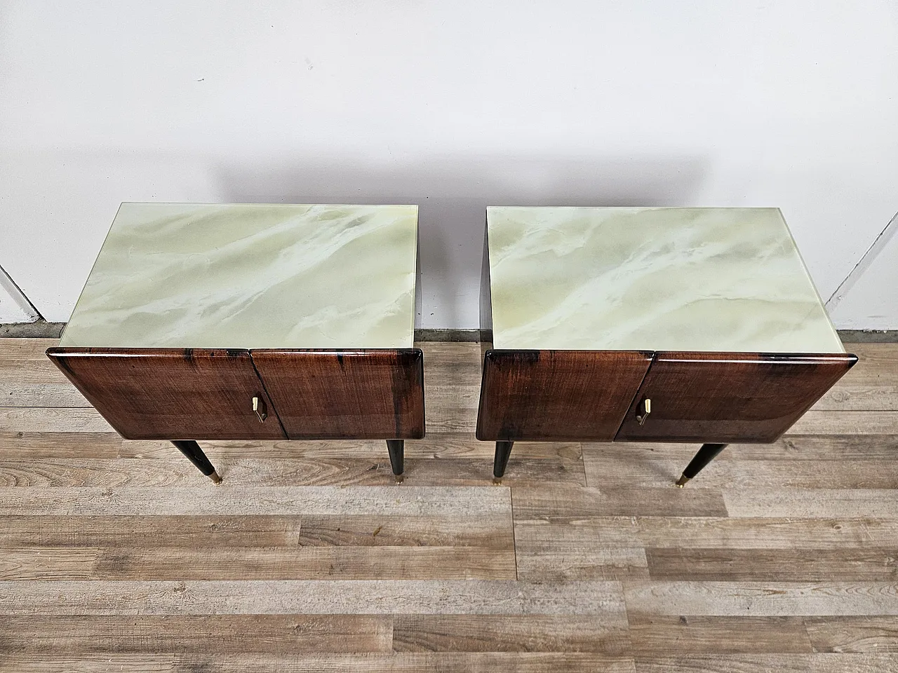 Coppia di comodini in radica di mogano con piano in vetro, anni '60 5