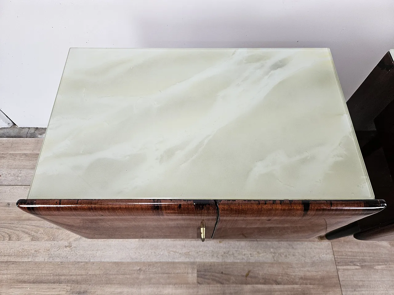 Coppia di comodini in radica di mogano con piano in vetro, anni '60 6