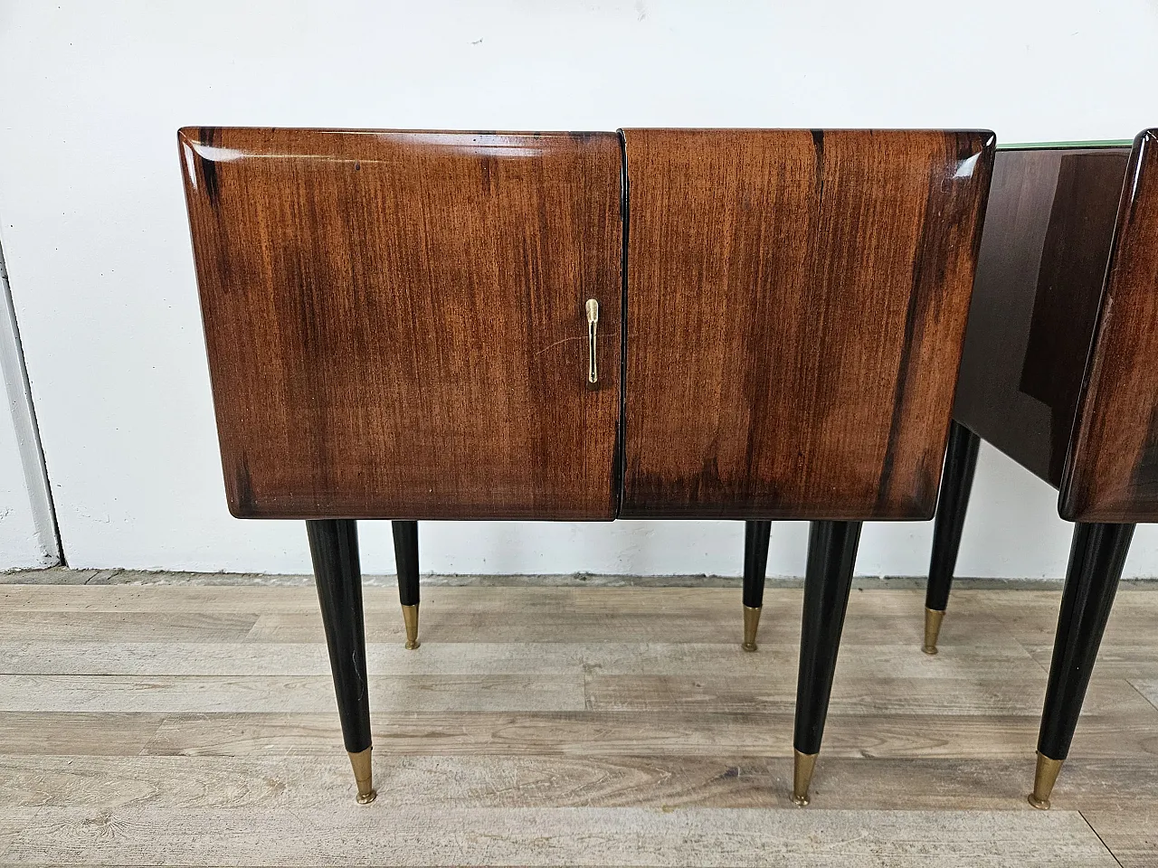 Coppia di comodini in radica di mogano con piano in vetro, anni '60 8
