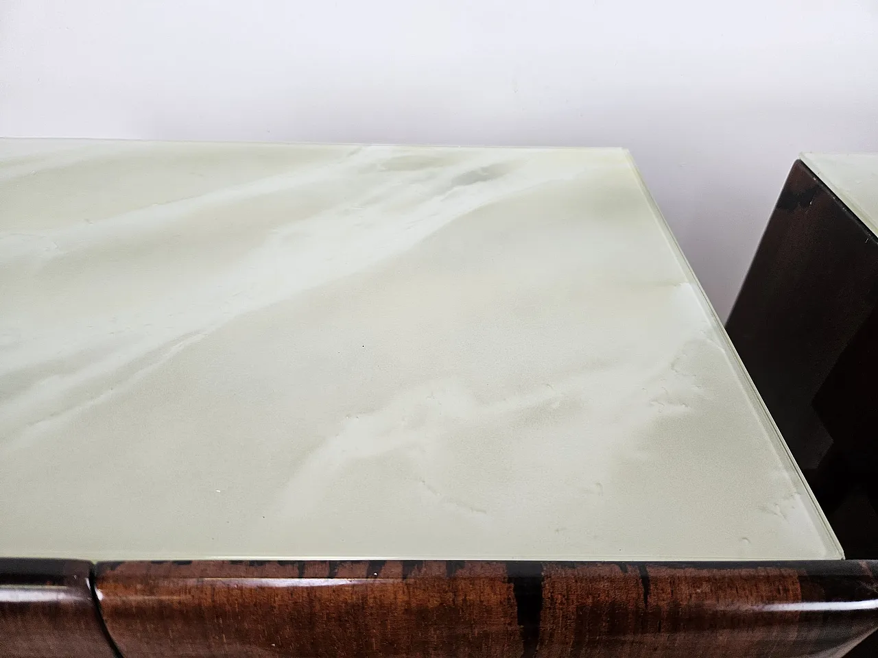 Coppia di comodini in radica di mogano con piano in vetro, anni '60 10