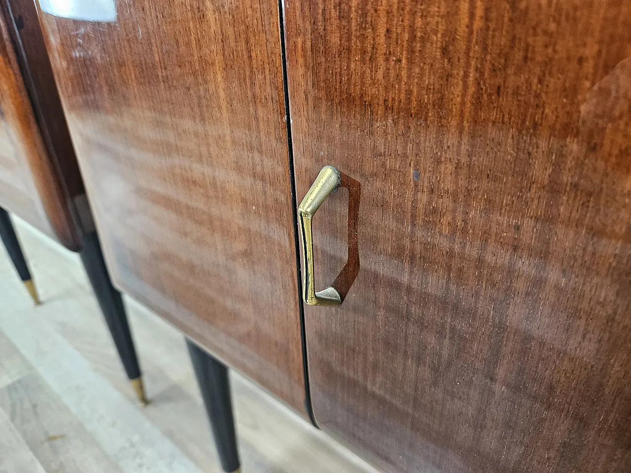 Coppia di comodini in radica di mogano con piano in vetro, anni '60 11