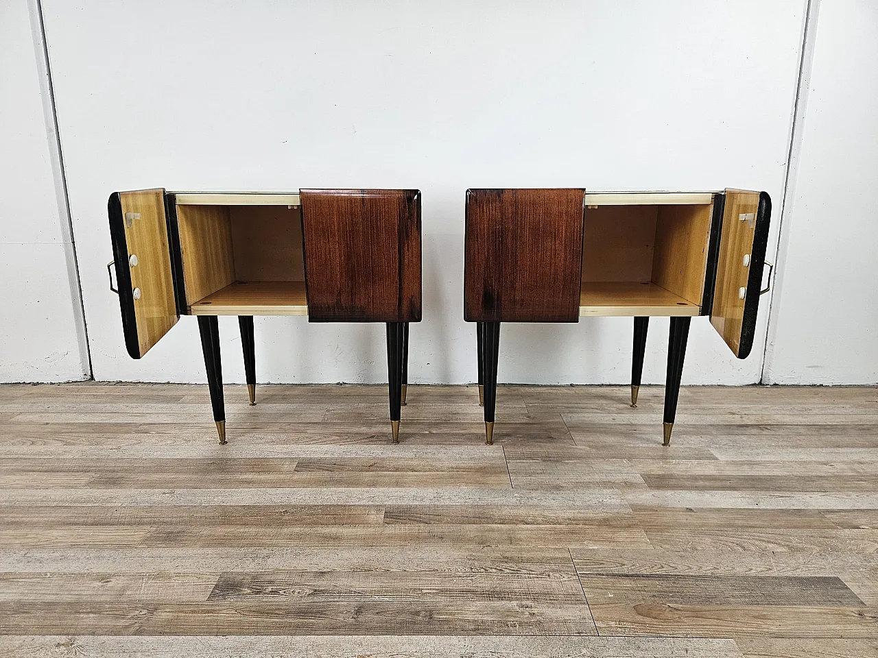 Coppia di comodini in radica di mogano con piano in vetro, anni '60 12