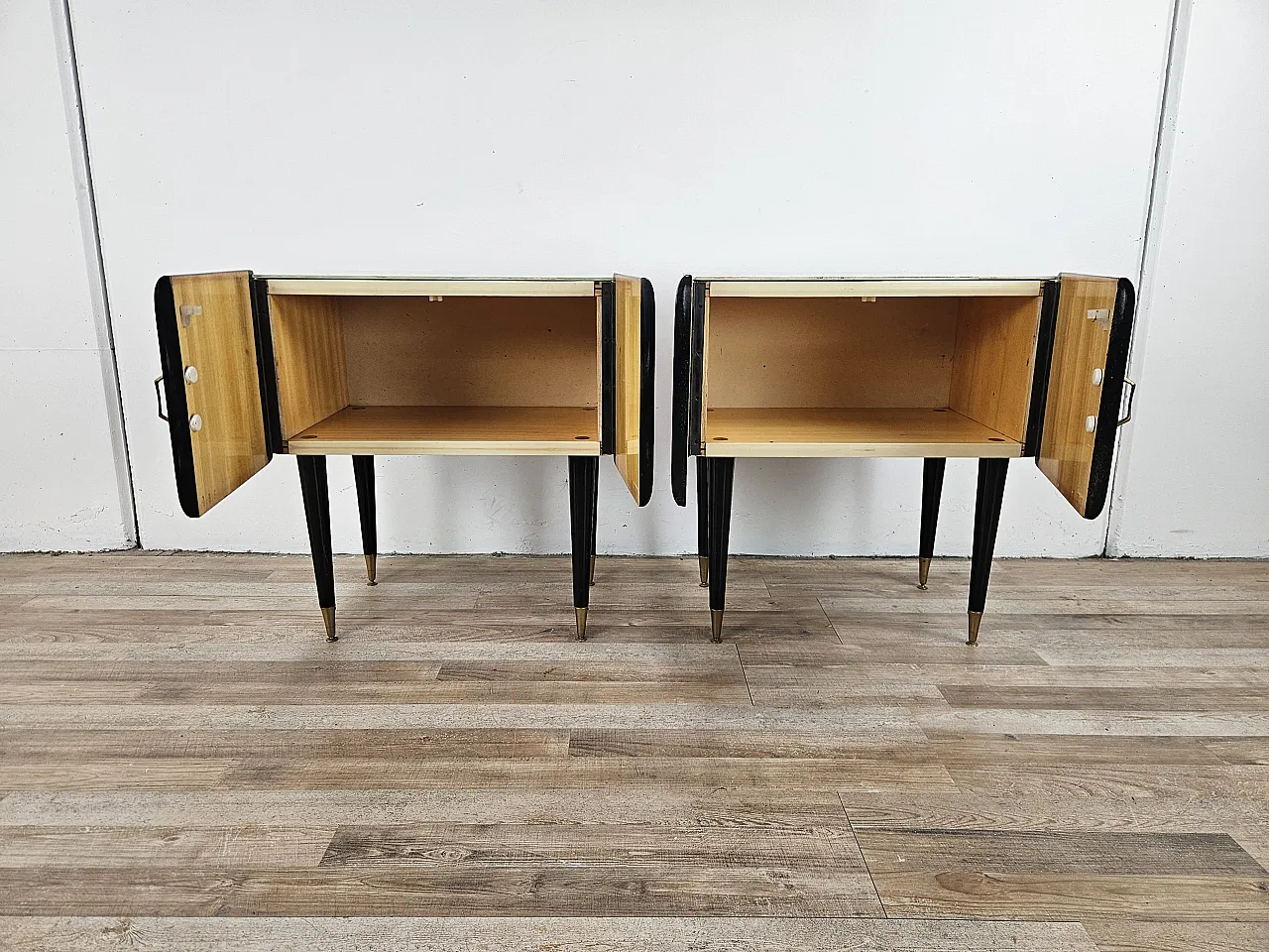 Coppia di comodini in radica di mogano con piano in vetro, anni '60 13