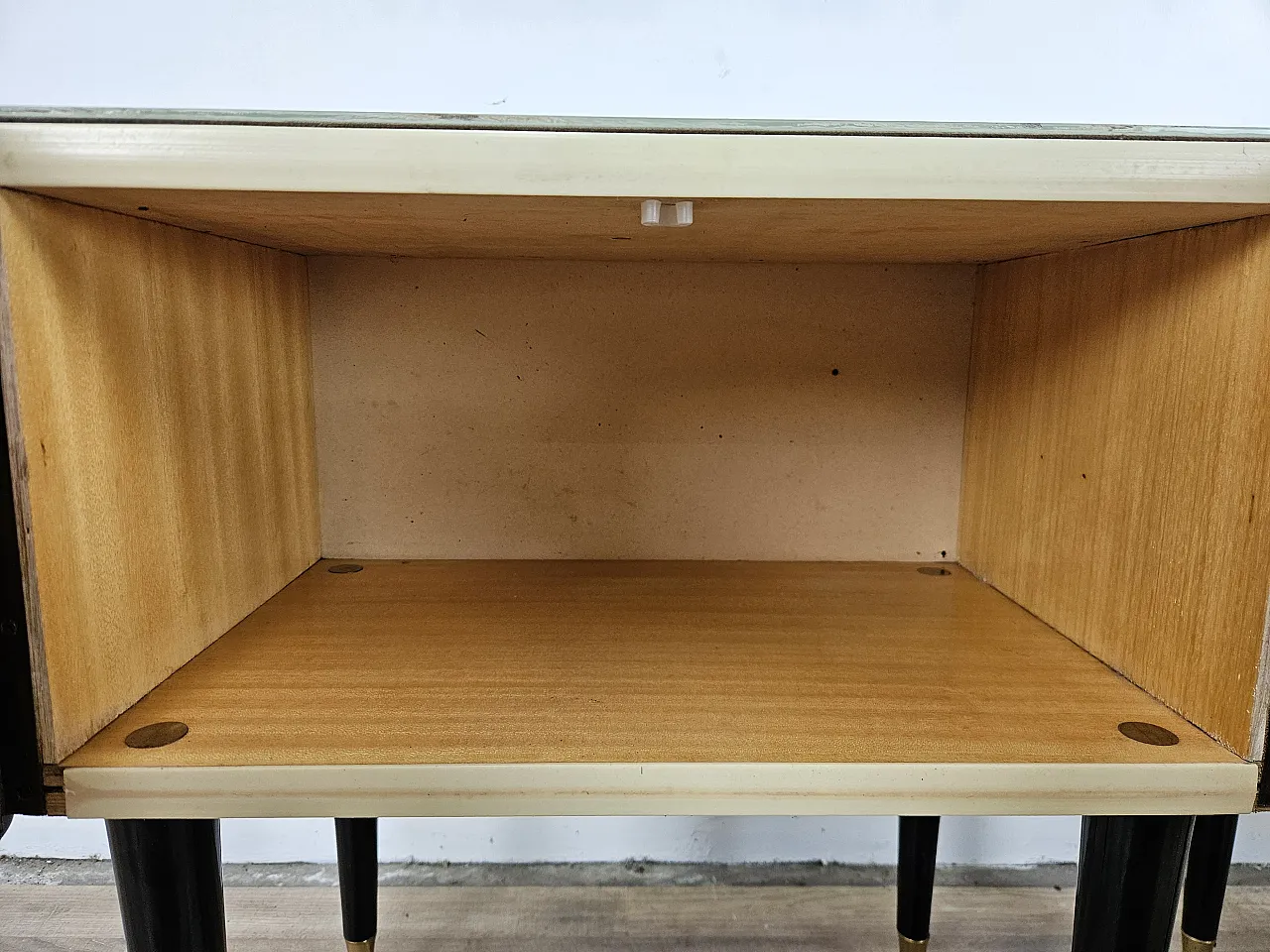 Coppia di comodini in radica di mogano con piano in vetro, anni '60 14