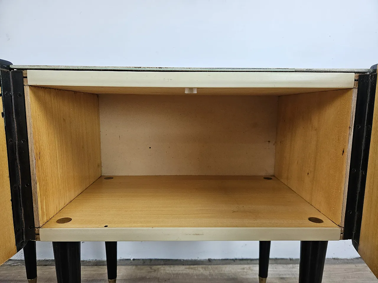 Coppia di comodini in radica di mogano con piano in vetro, anni '60 15