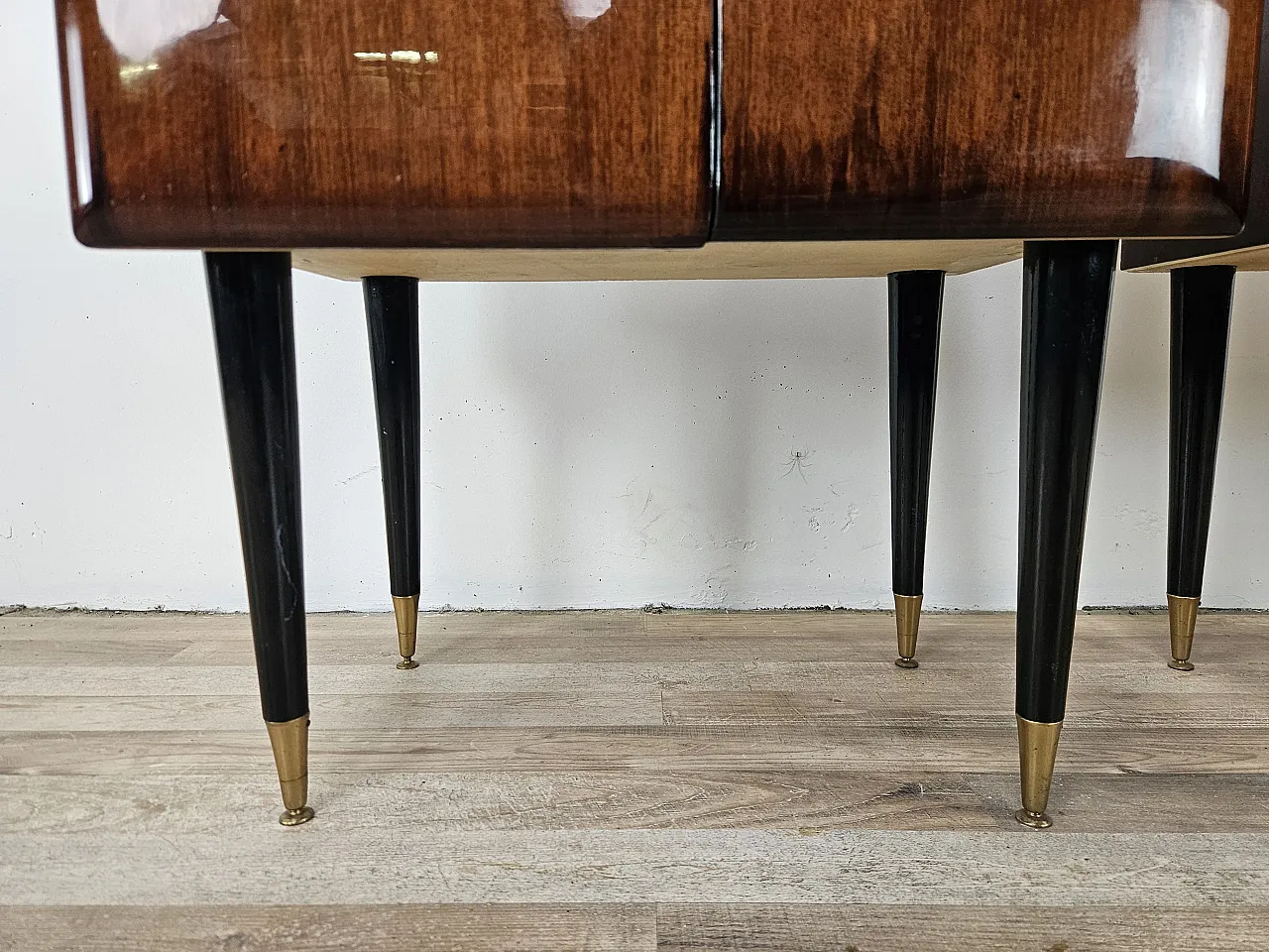 Coppia di comodini in radica di mogano con piano in vetro, anni '60 16