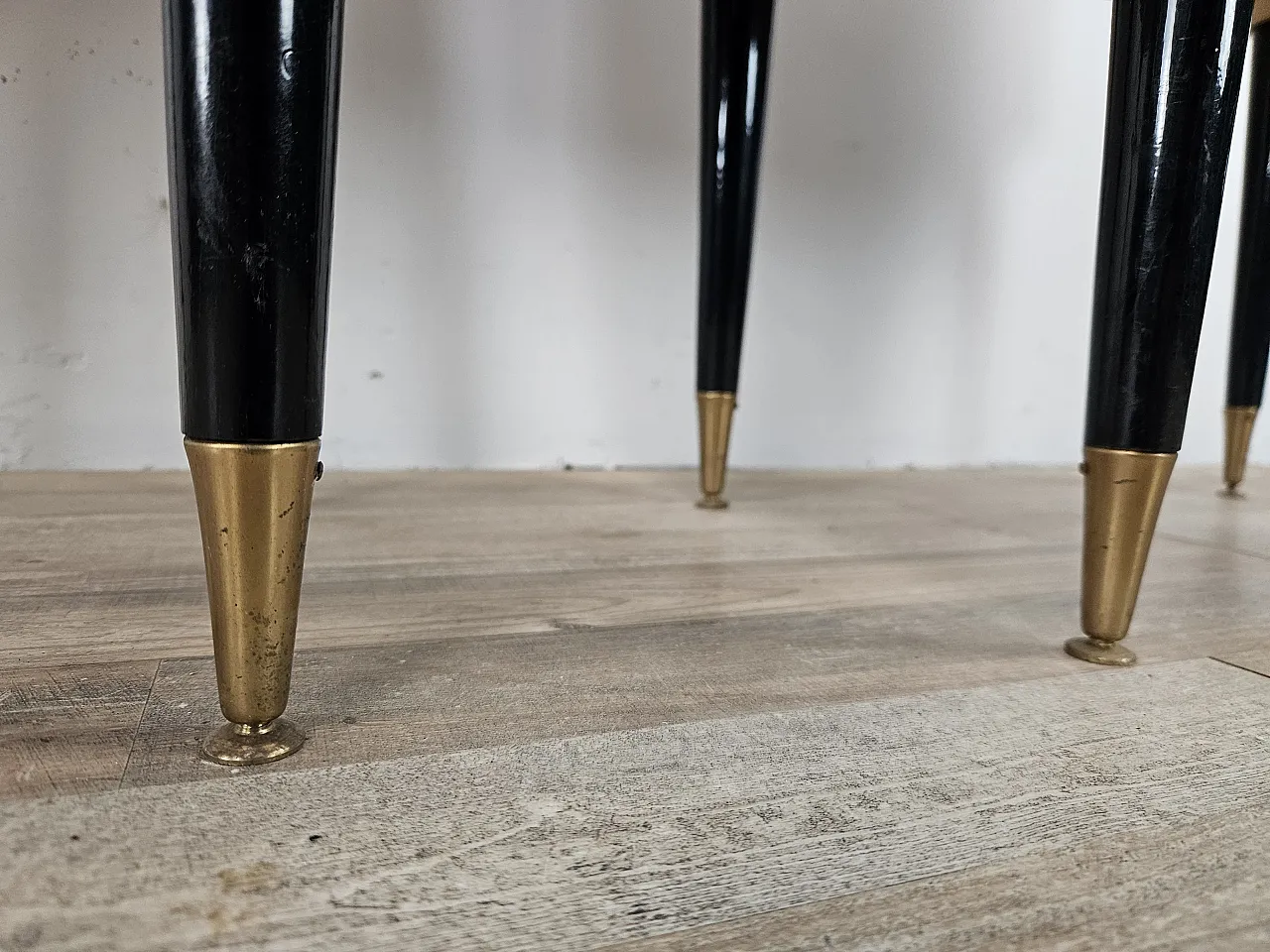 Coppia di comodini in radica di mogano con piano in vetro, anni '60 17