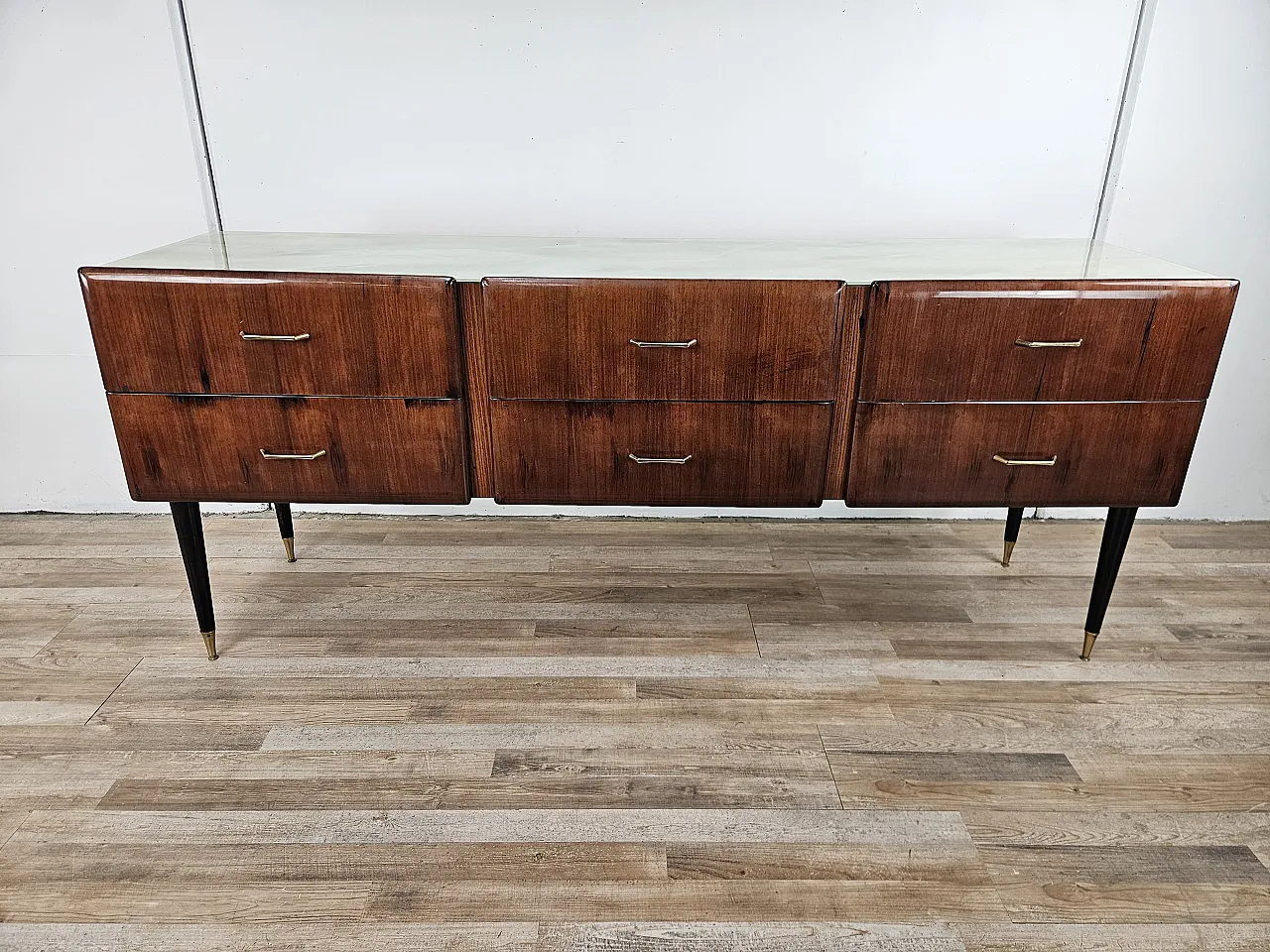 Comò sei cassetti in radica di mogano con piano in vetro, 1960 1