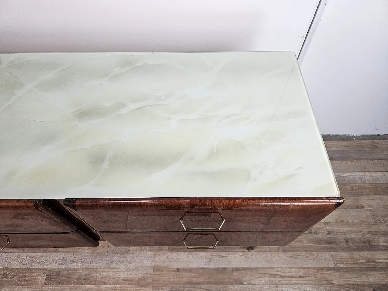 Comò sei cassetti in radica di mogano con piano in vetro, 1960 5