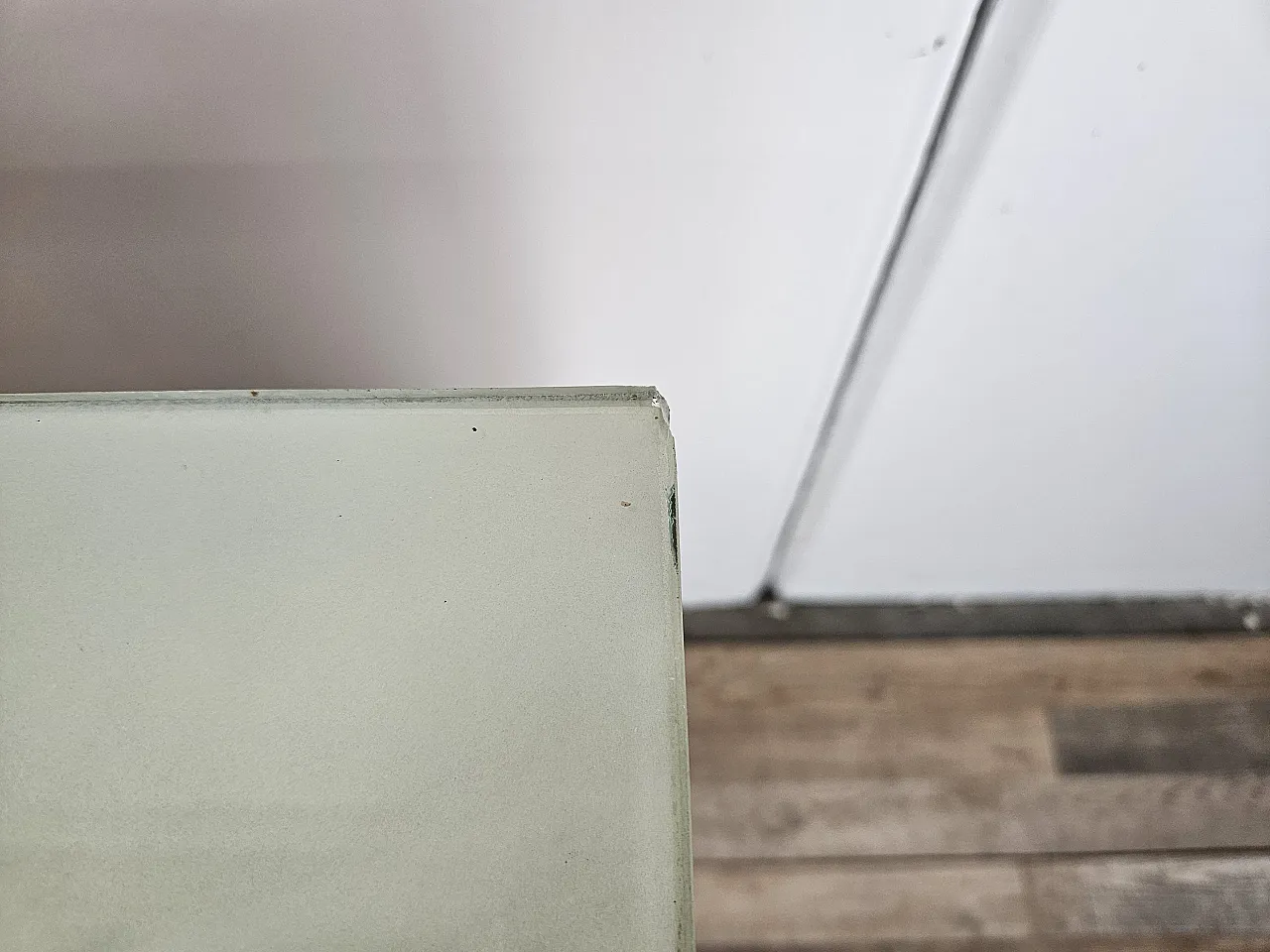 Comò sei cassetti in radica di mogano con piano in vetro, 1960 8