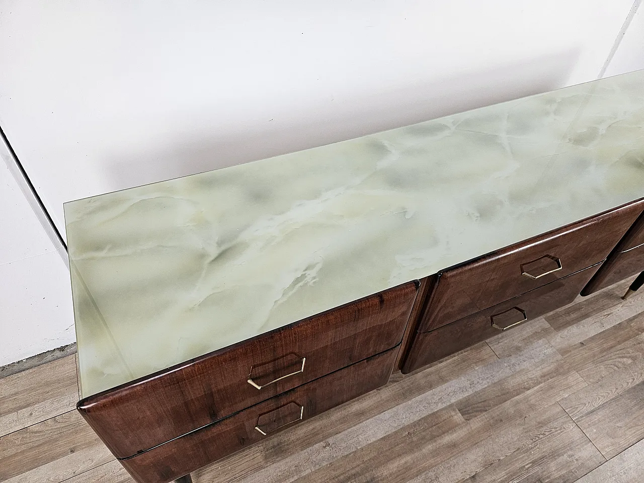 Comò sei cassetti in radica di mogano con piano in vetro, 1960 9