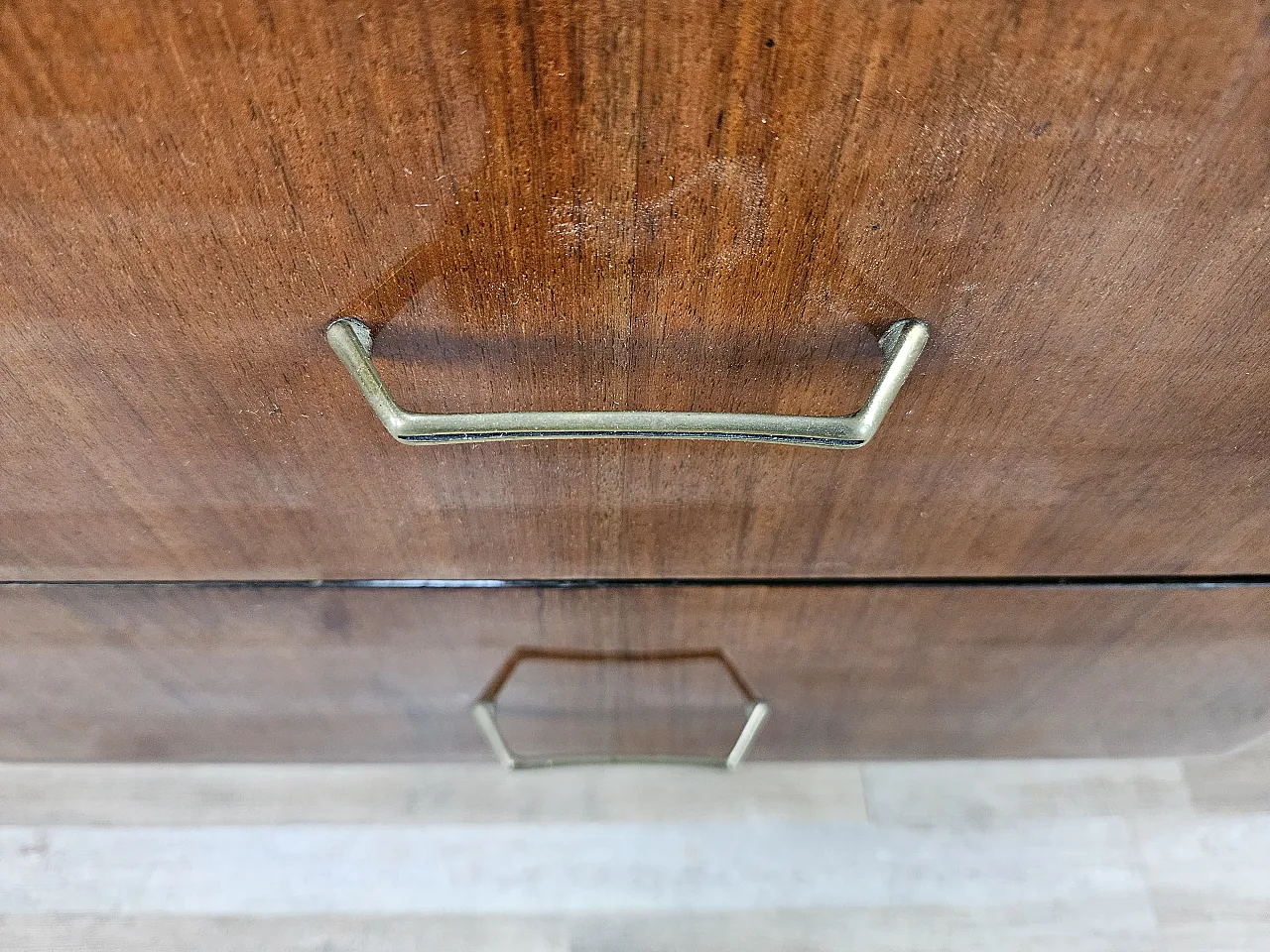 Comò sei cassetti in radica di mogano con piano in vetro, 1960 11
